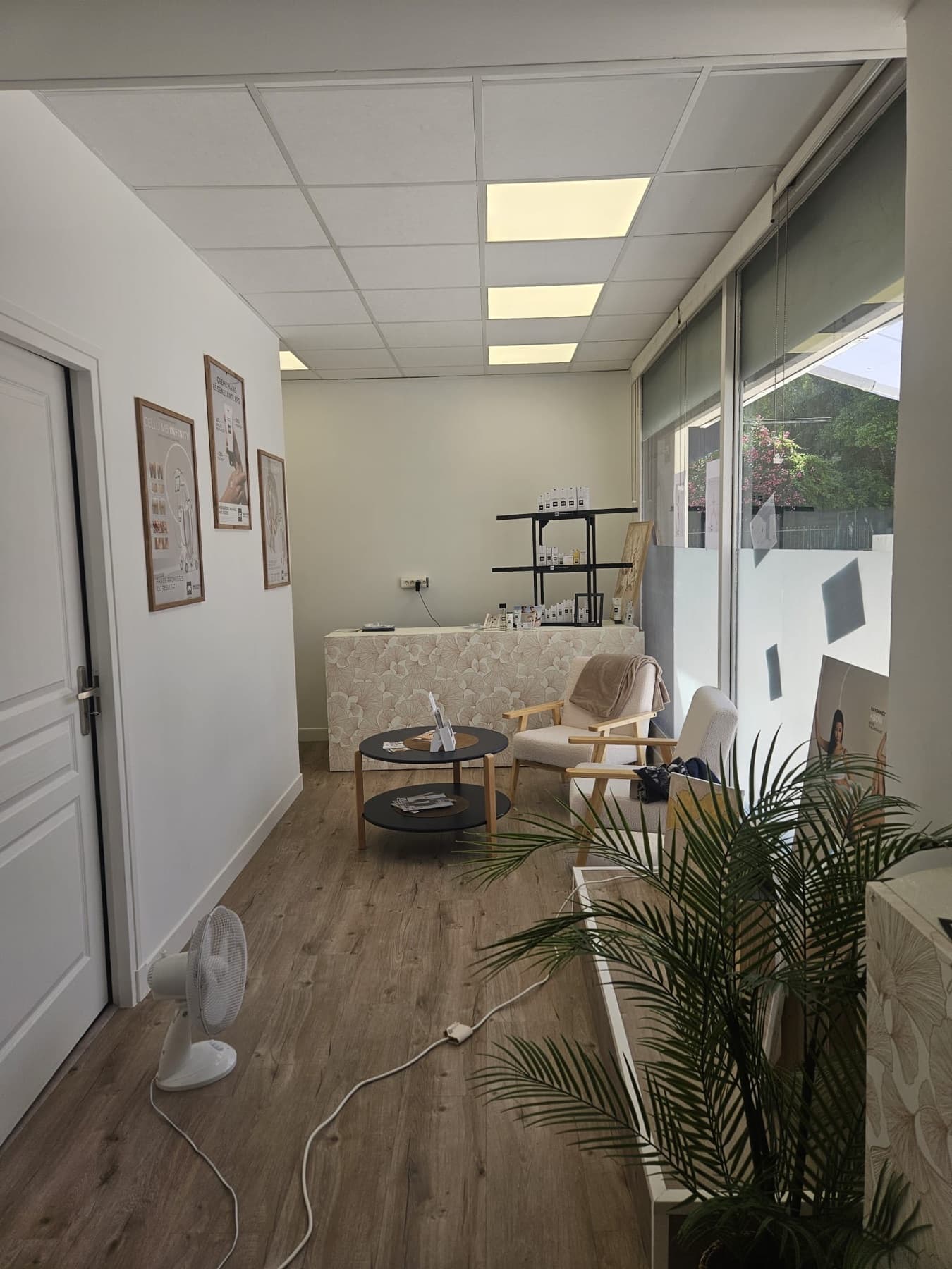 Espace d'accueil cocooning avec fauteuils et présentoir produits