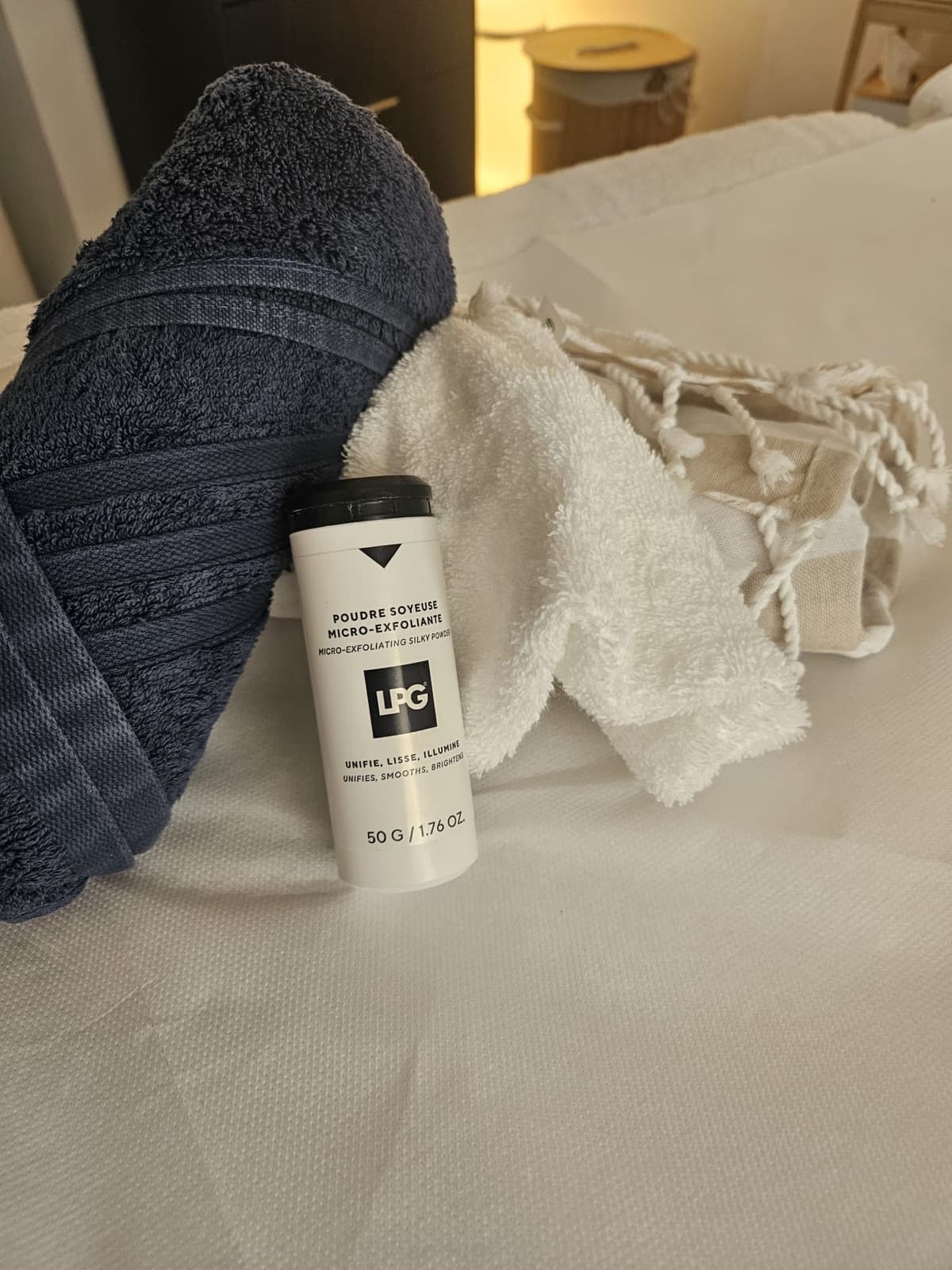 Poudre soyeuse micro-exfoliante LPG utilisée lors des soins