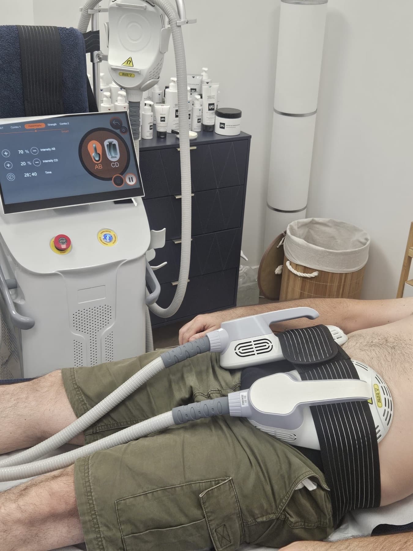 Séance de renforcement musculaire avec électrodes et suivi sur tablette